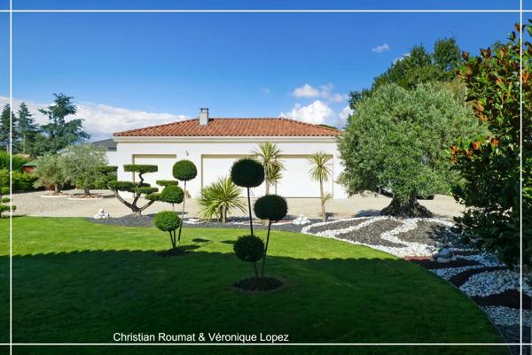 Rare et unique. Roquefort, maison de prestige construite en 2018 avec 207 m² hab. sur parcelle arborée de 1698 m². Triple garage.