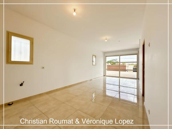 Rare et unique. Roquefort, maison de prestige construite en 2018 avec 207 m² hab. sur parcelle arborée de 1698 m². Triple garage.