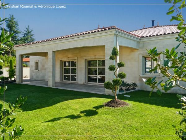 Rare et unique. Roquefort, maison de prestige construite en 2018 avec 207 m² hab. sur parcelle arborée de 1698 m². Triple garage.