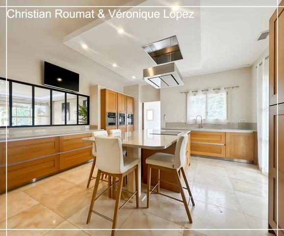 Rare et unique. Roquefort, maison de prestige construite en 2018 avec 207 m² hab. sur parcelle arborée de 1698 m². Triple garage.