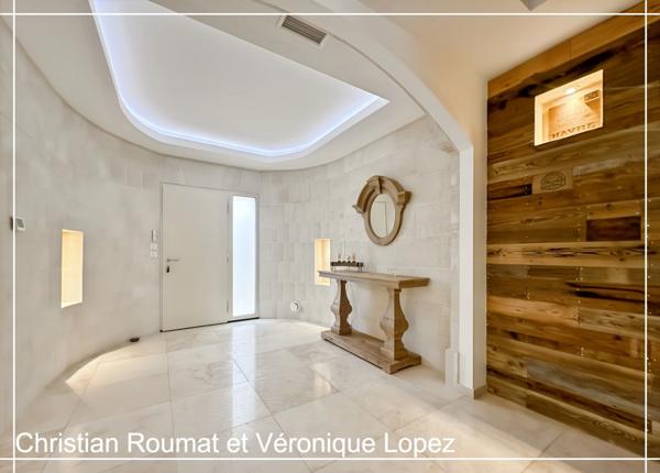 Rare et unique. Roquefort, maison de prestige construite en 2018 avec 207 m² hab. sur parcelle arborée de 1698 m². Triple garage.
