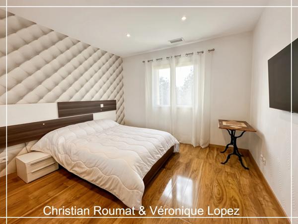 Rare et unique. Roquefort, maison de prestige construite en 2018 avec 207 m² hab. sur parcelle arborée de 1698 m². Triple garage.