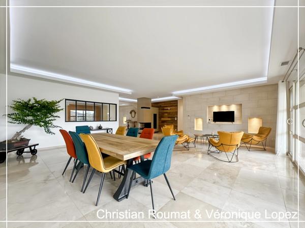 Rare et unique. Roquefort, maison de prestige construite en 2018 avec 207 m² hab. sur parcelle arborée de 1698 m². Triple garage.