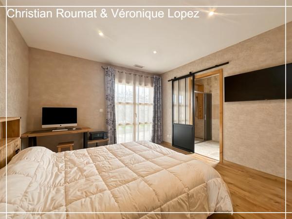 Rare et unique. Roquefort, maison de prestige construite en 2018 avec 207 m² hab. sur parcelle arborée de 1698 m². Triple garage.