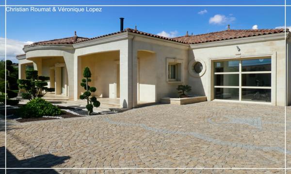 Rare et unique. Roquefort, maison de prestige construite en 2018 avec 207 m² hab. sur parcelle arborée de 1698 m². Triple garage.