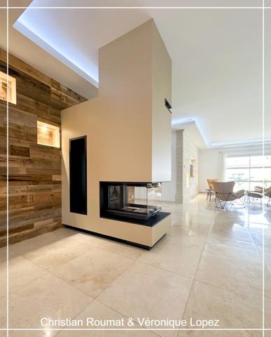 Rare et unique. Roquefort, maison de prestige construite en 2018 avec 207 m² hab. sur parcelle arborée de 1698 m². Triple garage.