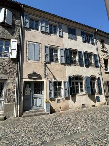 Vente                                                      Maison
                        
                     7 pièces                      170 m2                     à Brioude