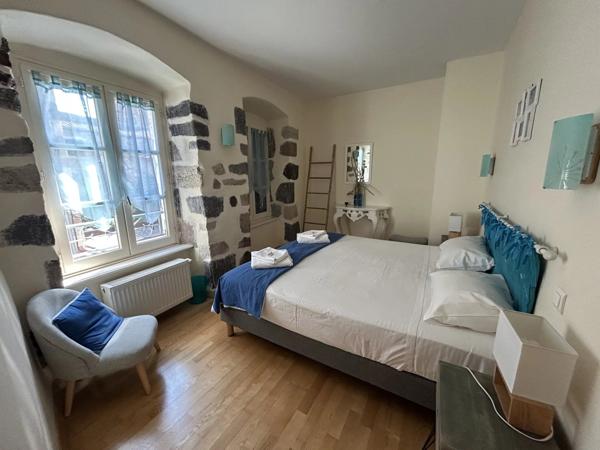Vente                                                      Maison
                        
                     7 pièces                      170 m2                     à Brioude