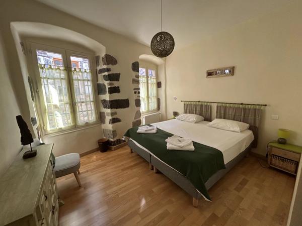 Vente                                                      Maison
                        
                     7 pièces                      170 m2                     à Brioude