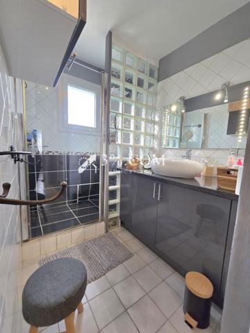 Villa 8 pièce(s) 5 chambre(s) 150 m²