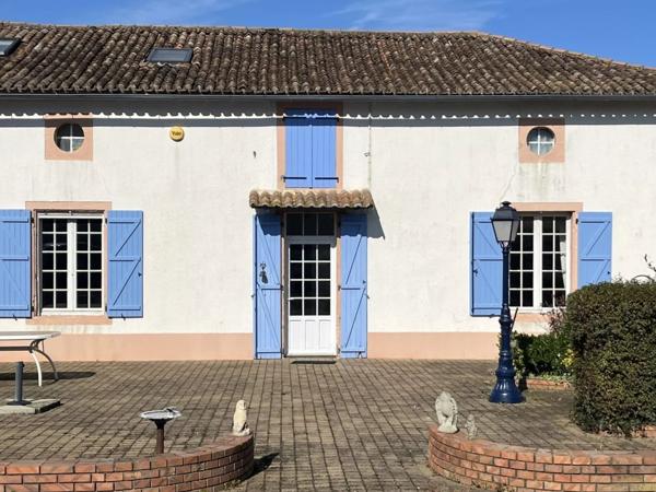 Ferme pouvant être aménagée en gîte, avec de grandes granges, des dépendances et une cour