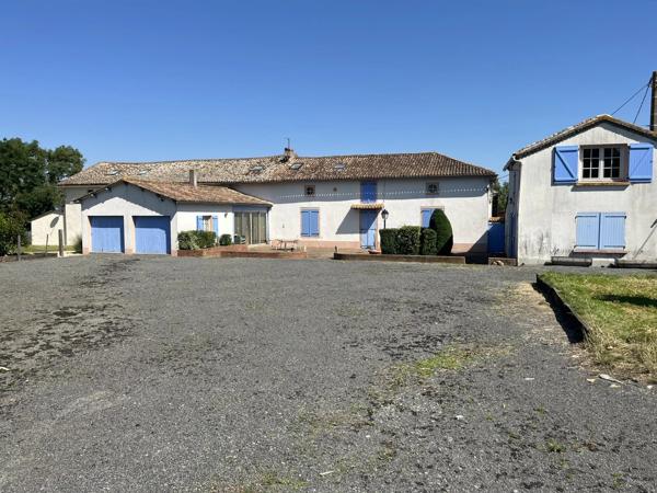 Ferme pouvant être aménagée en gîte, avec de grandes granges, des dépendances et une cour