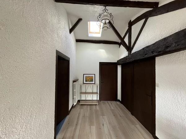 Ferme pouvant être aménagée en gîte, avec de grandes granges, des dépendances et une cour