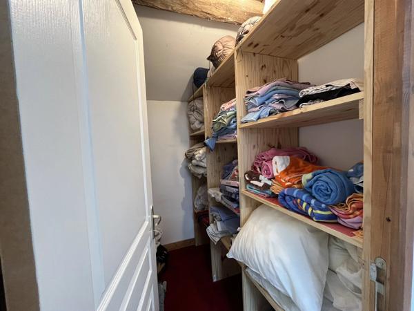 Ferme pouvant être aménagée en gîte, avec de grandes granges, des dépendances et une cour