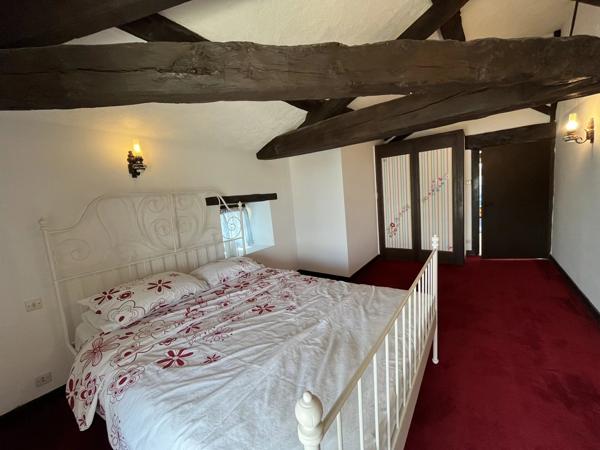 Ferme pouvant être aménagée en gîte, avec de grandes granges, des dépendances et une cour