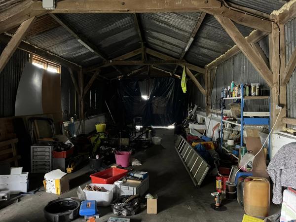 Ferme pouvant être aménagée en gîte, avec de grandes granges, des dépendances et une cour