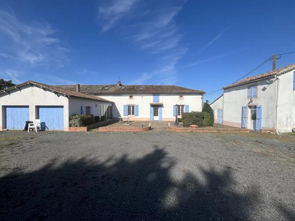Ferme pouvant être aménagée en gîte, avec de grandes granges, des dépendances et une cour