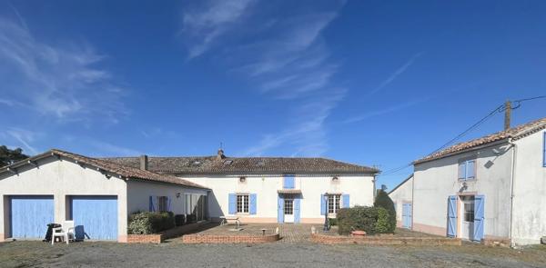 Ferme pouvant être aménagée en gîte, avec de grandes granges, des dépendances et une cour
