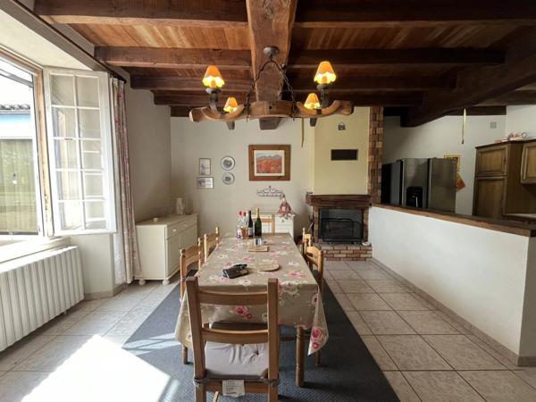 Ferme pouvant être aménagée en gîte, avec de grandes granges, des dépendances et une cour