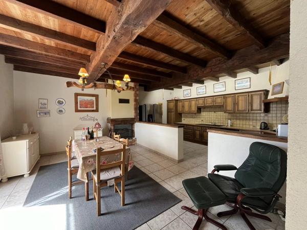 Ferme pouvant être aménagée en gîte, avec de grandes granges, des dépendances et une cour