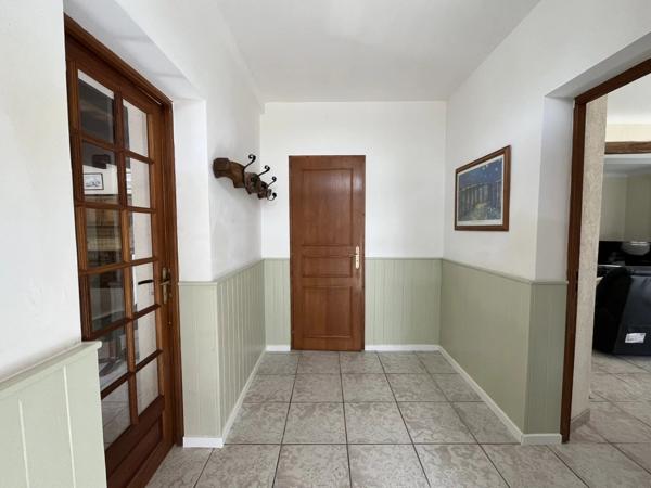 Ferme pouvant être aménagée en gîte, avec de grandes granges, des dépendances et une cour