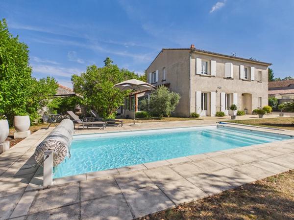 Spacieuse maison de village avec piscine et jardin intérieur