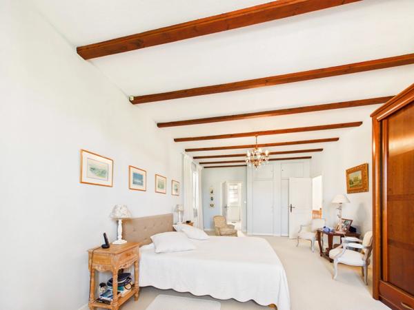 Spacieuse maison de village avec piscine et jardin intérieur