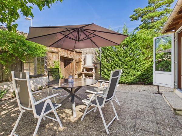 Spacieuse maison de village avec piscine et jardin intérieur