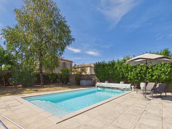 Spacieuse maison de village avec piscine et jardin intérieur
