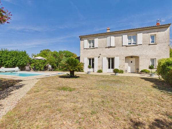 Spacieuse maison de village avec piscine et jardin intérieur