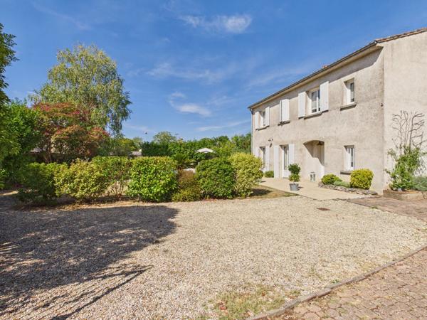 Spacieuse maison de village avec piscine et jardin intérieur