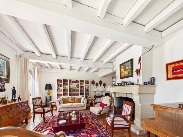 Spacieuse maison de village avec piscine et jardin intérieur