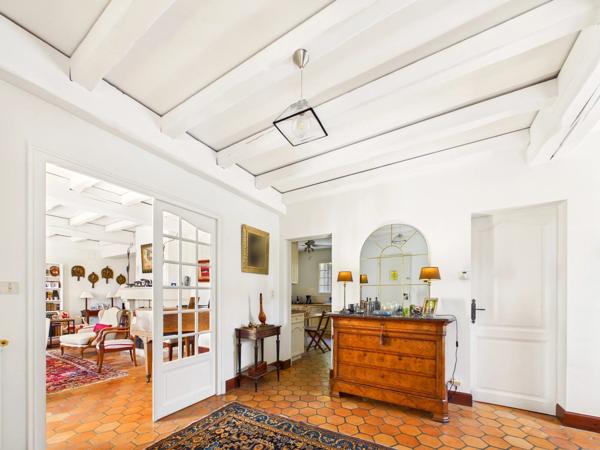 Spacieuse maison de village avec piscine et jardin intérieur