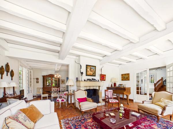 Spacieuse maison de village avec piscine et jardin intérieur