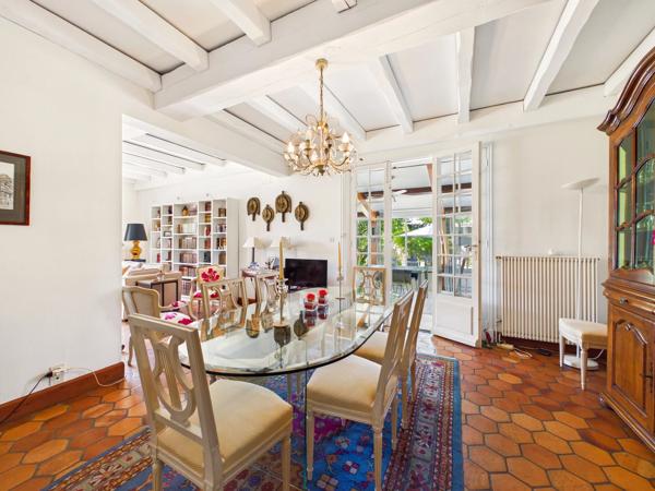 Spacieuse maison de village avec piscine et jardin intérieur