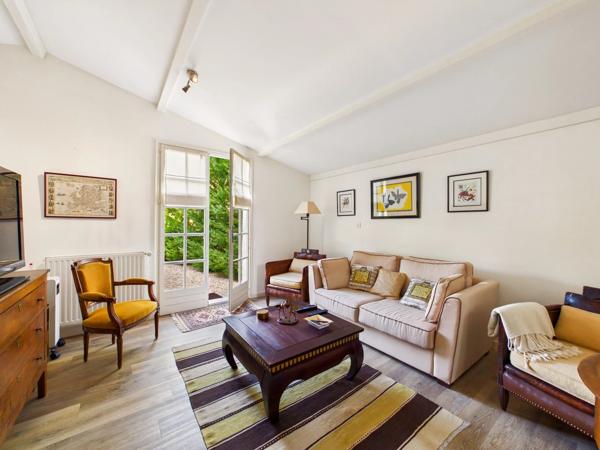 Spacieuse maison de village avec piscine et jardin intérieur