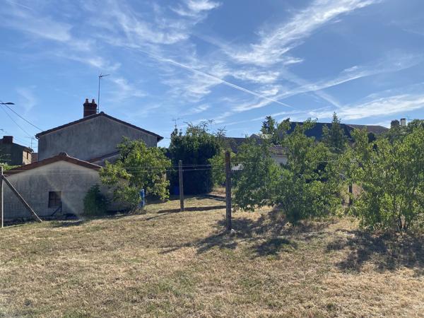 Maison avec jardin et garages au Dorat!
