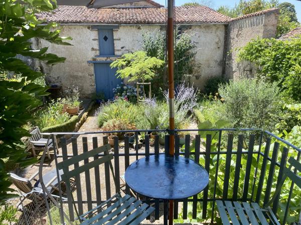 Charmante maison de ville située dans le village de L'Isle-Jourdain