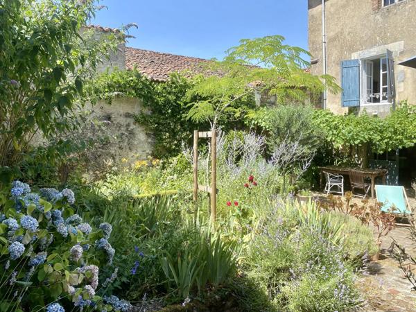 Charmante maison de ville située dans le village de L'Isle-Jourdain