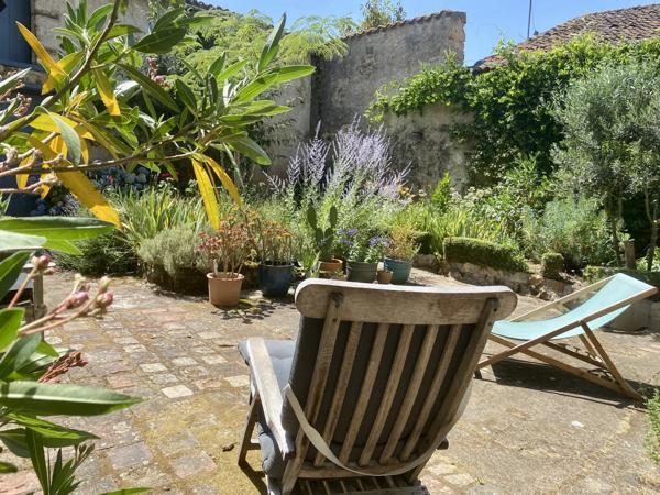 Charmante maison de ville située dans le village de L'Isle-Jourdain