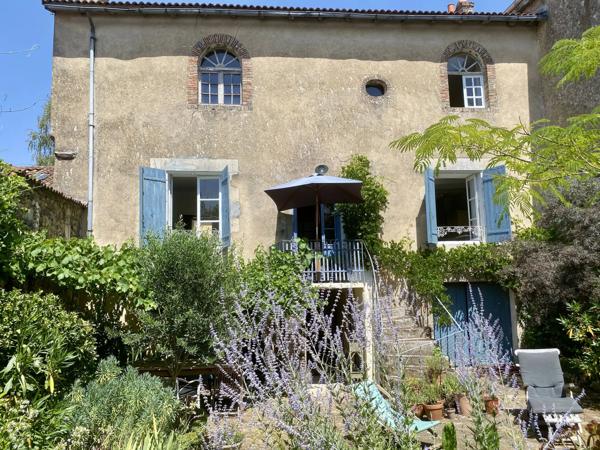 Charmante maison de ville située dans le village de L'Isle-Jourdain