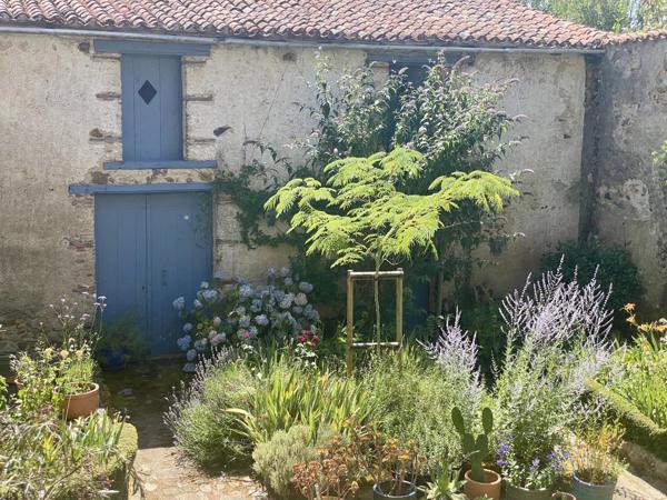 Charmante maison de ville située dans le village de L'Isle-Jourdain