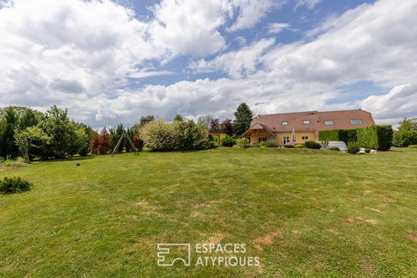 Maison familiale avec piscine et vue dégagée dans un cadre paisible