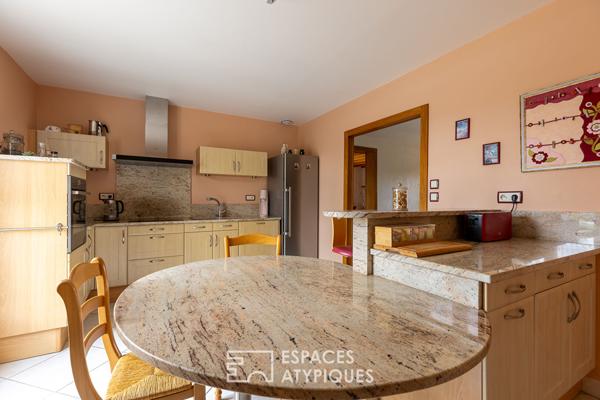 Maison familiale avec piscine et vue dégagée dans un cadre paisible