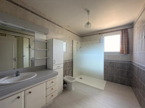 Charmante maison de plain-pied avec garage et jardin clos