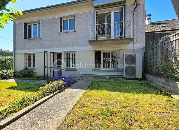 Maison rénovée située à Montreuil, 259 m² au sol (166,65m² Loi Carrez) sur un terrain de 411 m², 7 pièces dont 5 chambres. 

Au rez-de-chaussée, deux chambres (ou bureaux), un espace buanderie/chaufferie équipé d'une pompe à chaleur neuve, d'un ballon d'eau chaude thermodynamique neuf et un grand garage de 37 m² pouvant être aménagé en studio indépendant ou en atelier, avec accès au second jardin. 
Au 1er étage, un vaste palier dessert un double séjour lumineux et traversant, agrémenté de deux balcons et d'une cheminée, une cuisine aménagée et équipée, deux chambres, un WC et une salle d'eau. 
Au 2ème étage, une cinquième chambre, un WC, une salle de bains et une pièce supplémentaire modulable en sixième chambre, salle de jeu ou bureau. 
À l'extérieur, deux jardins agréables avec une terrasse couverte et la possibilité de stationner plusieurs véhicules.

Arguments concrets : surface généreuse de 259 m², terrain de 411 m², garage 37 m² transformable, rénovation récente et pompe à chaleur + ballon thermodynamique neufs (performance énergétique et confort améliorés), l'électricité remise à niveau, menuiseries extérieures remplacées en doubles vitrages, agencement offrant de nombreuses possibilités d'aménagement (logement familial, home office, studio indépendant).

Environnement : quartier résidentiel de Montreuil offrant commerces de proximité, boulangeries, marché local et services quotidiens à courte distance; établissements scolaires (maternelles, élémentaires et collèges dont le groupe scolaire privé et réputé Henri Matisse) et crèches accessibles à pied ; espaces verts et promenades à proximité pour les loisirs en plein air (parc Montreau); équipements sportifs et structures culturelles de la commune facilement joignables. 
Bon réseau de transports en commun et accès routiers pratiques vers Paris et les axes périphériques, facilitant les déplacements quotidiens.