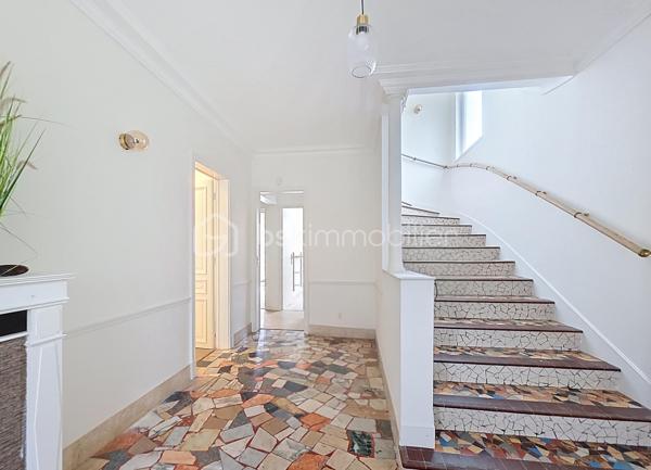 Maison rénovée située à Montreuil, 259 m² au sol (166,65m² Loi Carrez) sur un terrain de 411 m², 7 pièces dont 5 chambres. 

Au rez-de-chaussée, deux chambres (ou bureaux), un espace buanderie/chaufferie équipé d'une pompe à chaleur neuve, d'un ballon d'eau chaude thermodynamique neuf et un grand garage de 37 m² pouvant être aménagé en studio indépendant ou en atelier, avec accès au second jardin. 
Au 1er étage, un vaste palier dessert un double séjour lumineux et traversant, agrémenté de deux balcons et d'une cheminée, une cuisine aménagée et équipée, deux chambres, un WC et une salle d'eau. 
Au 2ème étage, une cinquième chambre, un WC, une salle de bains et une pièce supplémentaire modulable en sixième chambre, salle de jeu ou bureau. 
À l'extérieur, deux jardins agréables avec une terrasse couverte et la possibilité de stationner plusieurs véhicules.

Arguments concrets : surface généreuse de 259 m², terrain de 411 m², garage 37 m² transformable, rénovation récente et pompe à chaleur + ballon thermodynamique neufs (performance énergétique et confort améliorés), l'électricité remise à niveau, menuiseries extérieures remplacées en doubles vitrages, agencement offrant de nombreuses possibilités d'aménagement (logement familial, home office, studio indépendant).

Environnement : quartier résidentiel de Montreuil offrant commerces de proximité, boulangeries, marché local et services quotidiens à courte distance; établissements scolaires (maternelles, élémentaires et collèges dont le groupe scolaire privé et réputé Henri Matisse) et crèches accessibles à pied ; espaces verts et promenades à proximité pour les loisirs en plein air (parc Montreau); équipements sportifs et structures culturelles de la commune facilement joignables. 
Bon réseau de transports en commun et accès routiers pratiques vers Paris et les axes périphériques, facilitant les déplacements quotidiens.
