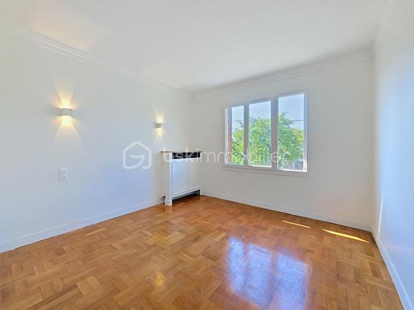 Maison rénovée située à Montreuil, 259 m² au sol (166,65m² Loi Carrez) sur un terrain de 411 m², 7 pièces dont 5 chambres. 

Au rez-de-chaussée, deux chambres (ou bureaux), un espace buanderie/chaufferie équipé d'une pompe à chaleur neuve, d'un ballon d'eau chaude thermodynamique neuf et un grand garage de 37 m² pouvant être aménagé en studio indépendant ou en atelier, avec accès au second jardin. 
Au 1er étage, un vaste palier dessert un double séjour lumineux et traversant, agrémenté de deux balcons et d'une cheminée, une cuisine aménagée et équipée, deux chambres, un WC et une salle d'eau. 
Au 2ème étage, une cinquième chambre, un WC, une salle de bains et une pièce supplémentaire modulable en sixième chambre, salle de jeu ou bureau. 
À l'extérieur, deux jardins agréables avec une terrasse couverte et la possibilité de stationner plusieurs véhicules.

Arguments concrets : surface généreuse de 259 m², terrain de 411 m², garage 37 m² transformable, rénovation récente et pompe à chaleur + ballon thermodynamique neufs (performance énergétique et confort améliorés), l'électricité remise à niveau, menuiseries extérieures remplacées en doubles vitrages, agencement offrant de nombreuses possibilités d'aménagement (logement familial, home office, studio indépendant).

Environnement : quartier résidentiel de Montreuil offrant commerces de proximité, boulangeries, marché local et services quotidiens à courte distance; établissements scolaires (maternelles, élémentaires et collèges dont le groupe scolaire privé et réputé Henri Matisse) et crèches accessibles à pied ; espaces verts et promenades à proximité pour les loisirs en plein air (parc Montreau); équipements sportifs et structures culturelles de la commune facilement joignables. 
Bon réseau de transports en commun et accès routiers pratiques vers Paris et les axes périphériques, facilitant les déplacements quotidiens.