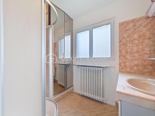 Maison rénovée située à Montreuil, 259 m² au sol (166,65m² Loi Carrez) sur un terrain de 411 m², 7 pièces dont 5 chambres. 

Au rez-de-chaussée, deux chambres (ou bureaux), un espace buanderie/chaufferie équipé d'une pompe à chaleur neuve, d'un ballon d'eau chaude thermodynamique neuf et un grand garage de 37 m² pouvant être aménagé en studio indépendant ou en atelier, avec accès au second jardin. 
Au 1er étage, un vaste palier dessert un double séjour lumineux et traversant, agrémenté de deux balcons et d'une cheminée, une cuisine aménagée et équipée, deux chambres, un WC et une salle d'eau. 
Au 2ème étage, une cinquième chambre, un WC, une salle de bains et une pièce supplémentaire modulable en sixième chambre, salle de jeu ou bureau. 
À l'extérieur, deux jardins agréables avec une terrasse couverte et la possibilité de stationner plusieurs véhicules.

Arguments concrets : surface généreuse de 259 m², terrain de 411 m², garage 37 m² transformable, rénovation récente et pompe à chaleur + ballon thermodynamique neufs (performance énergétique et confort améliorés), l'électricité remise à niveau, menuiseries extérieures remplacées en doubles vitrages, agencement offrant de nombreuses possibilités d'aménagement (logement familial, home office, studio indépendant).

Environnement : quartier résidentiel de Montreuil offrant commerces de proximité, boulangeries, marché local et services quotidiens à courte distance; établissements scolaires (maternelles, élémentaires et collèges dont le groupe scolaire privé et réputé Henri Matisse) et crèches accessibles à pied ; espaces verts et promenades à proximité pour les loisirs en plein air (parc Montreau); équipements sportifs et structures culturelles de la commune facilement joignables. 
Bon réseau de transports en commun et accès routiers pratiques vers Paris et les axes périphériques, facilitant les déplacements quotidiens.
