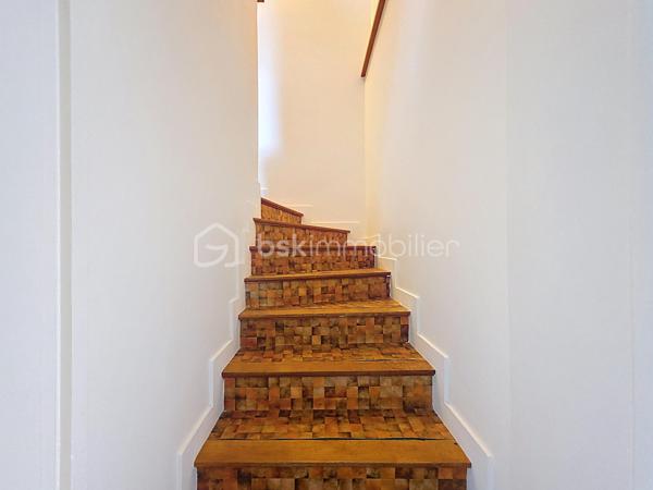 Maison rénovée située à Montreuil, 259 m² au sol (166,65m² Loi Carrez) sur un terrain de 411 m², 7 pièces dont 5 chambres. 

Au rez-de-chaussée, deux chambres (ou bureaux), un espace buanderie/chaufferie équipé d'une pompe à chaleur neuve, d'un ballon d'eau chaude thermodynamique neuf et un grand garage de 37 m² pouvant être aménagé en studio indépendant ou en atelier, avec accès au second jardin. 
Au 1er étage, un vaste palier dessert un double séjour lumineux et traversant, agrémenté de deux balcons et d'une cheminée, une cuisine aménagée et équipée, deux chambres, un WC et une salle d'eau. 
Au 2ème étage, une cinquième chambre, un WC, une salle de bains et une pièce supplémentaire modulable en sixième chambre, salle de jeu ou bureau. 
À l'extérieur, deux jardins agréables avec une terrasse couverte et la possibilité de stationner plusieurs véhicules.

Arguments concrets : surface généreuse de 259 m², terrain de 411 m², garage 37 m² transformable, rénovation récente et pompe à chaleur + ballon thermodynamique neufs (performance énergétique et confort améliorés), l'électricité remise à niveau, menuiseries extérieures remplacées en doubles vitrages, agencement offrant de nombreuses possibilités d'aménagement (logement familial, home office, studio indépendant).

Environnement : quartier résidentiel de Montreuil offrant commerces de proximité, boulangeries, marché local et services quotidiens à courte distance; établissements scolaires (maternelles, élémentaires et collèges dont le groupe scolaire privé et réputé Henri Matisse) et crèches accessibles à pied ; espaces verts et promenades à proximité pour les loisirs en plein air (parc Montreau); équipements sportifs et structures culturelles de la commune facilement joignables. 
Bon réseau de transports en commun et accès routiers pratiques vers Paris et les axes périphériques, facilitant les déplacements quotidiens.